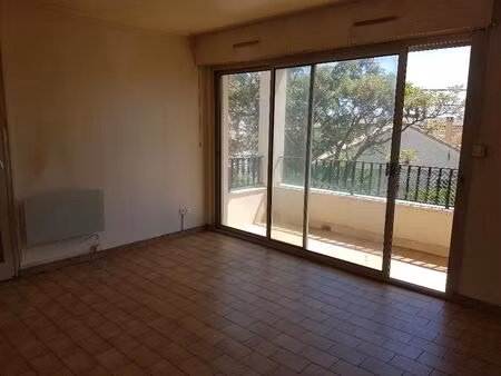 appartement t2 dans une résidence calme  sécurisée  proches des commerces et toutes commod