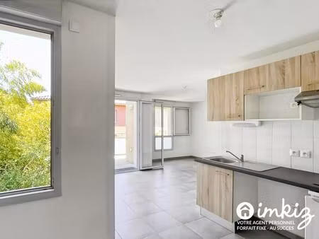 grand t2 avec balcon sur verdure et garage