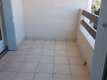 appartement type 2 - dans immeuble proche du centre ville - quartier calme -