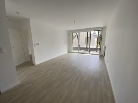 t2 avec balcon et parking à tours