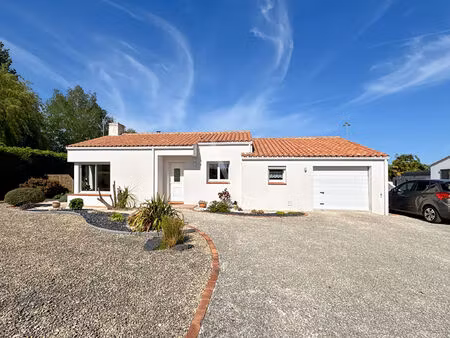 maison de plain-pied avec jardin paysagé de 1 000 m² et terrasse exposée sud