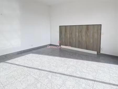 maison plain-pied  3 chambres garage piscine   jardin paysagé avec piscine