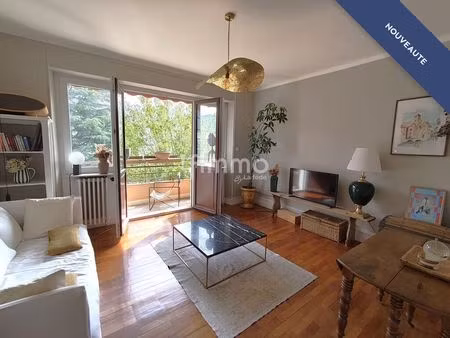 proche du lac t2 traversant avec double balcon  cave et grenier