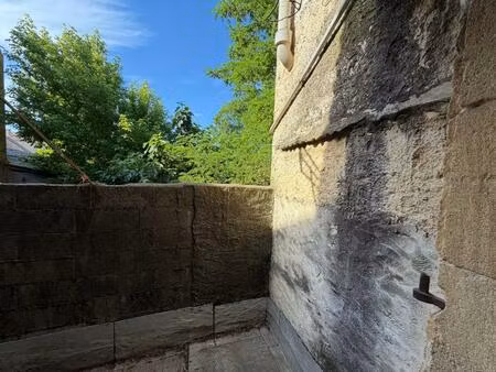 grand t2 au coeur de ville de remoulins avec terrasse  proche du pont du gard