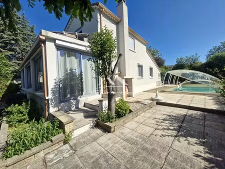 située à salindres au calme proche des commodités  maison avec piscine et double garage