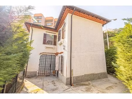 maison individuelle avec jardin lanterne