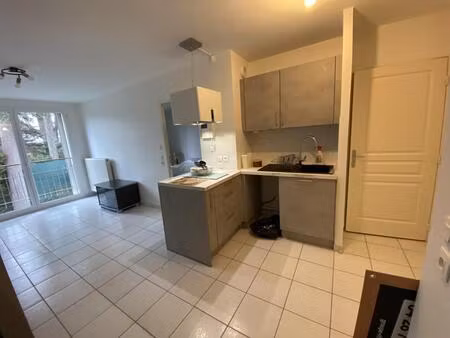 t2 meuble 1er etage avec garage (bail separe) deux pas de la gare de la verpilliere