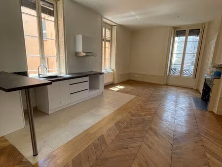f2 - 11place antonin gourju 69002 lyon
