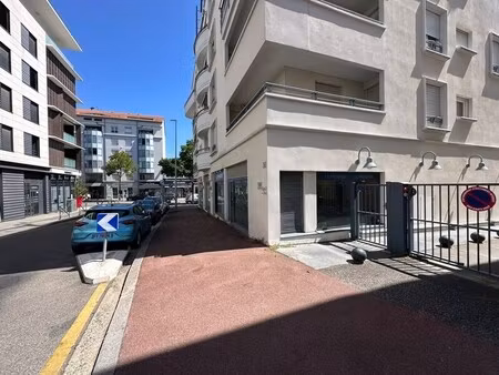 location commerce bron 69500 176m²