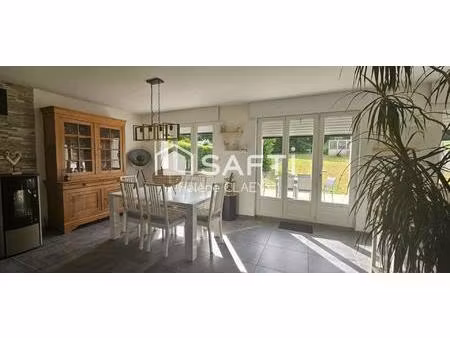 maison semi mitoyenne - 4 chambres - 1 bureau - 1 laverie - jardin - garage