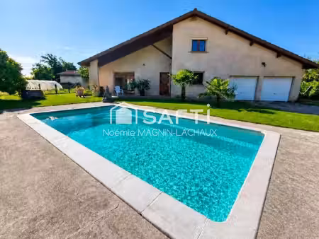 très belle maison familiale de plain-pied avec piscine et double garage  idéale pour profi