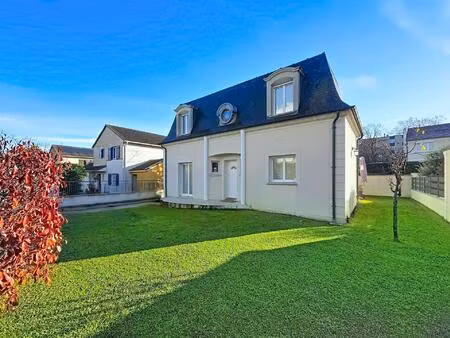 maison familiale de 2005 avec jardin paysager