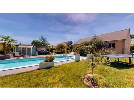 maison de plain-pied avec piscine et jardin paysager !