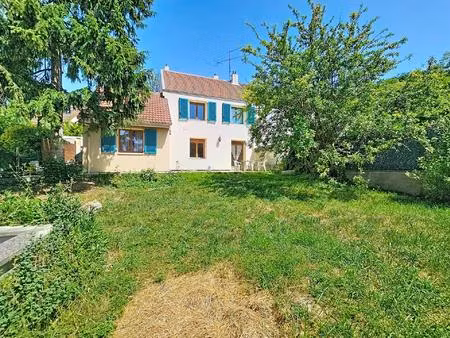 maison 4 pièces d'environ 100m² sur 295m² de terrain donnemarie