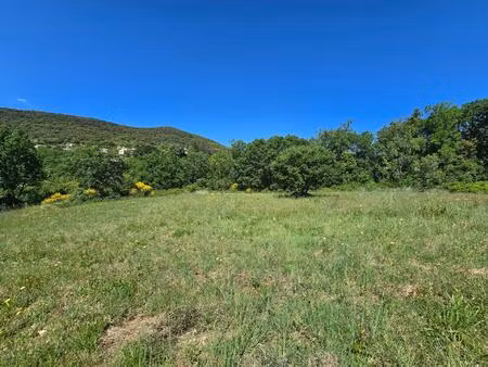 un terrain rare avec vue dominante et exposition idéale  dans un environnement privilégié 