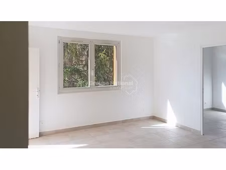 location appartement 5 pièces 84 m² à bollene (84500)  675 €