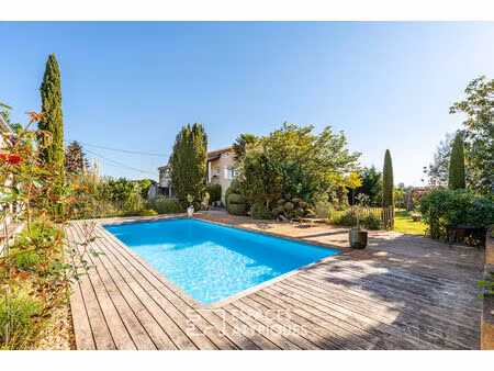bâtisse de caractère avec piscine