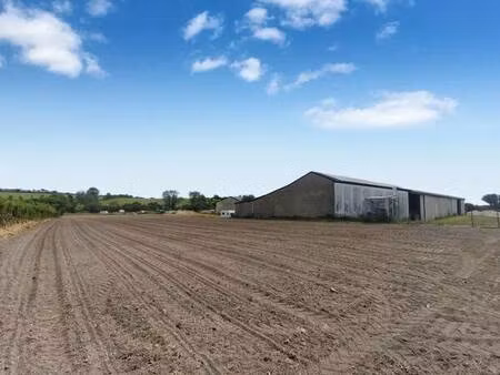 opportunité d’investissement rare – plus de 2 hectares de terrain et r
