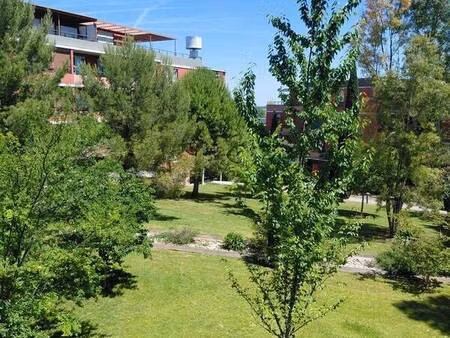 au coeur d un parc verdoyant joli 2 p + c + parking prive
