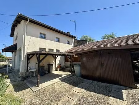 maison avec potentiel comprenant cour  garage et grenier aménageable