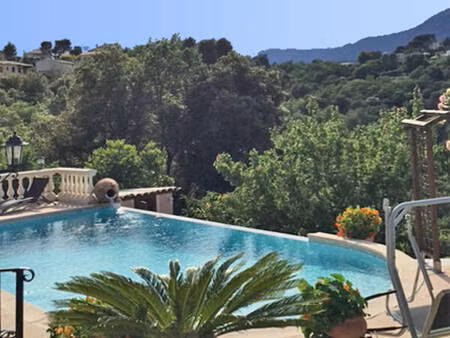 villa familiale au calme avec piscine à débordement et fort potentiel