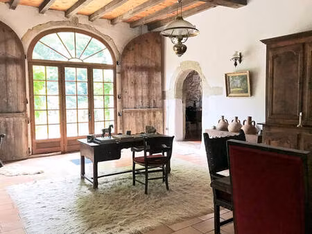 propriete du 16e siecle  sur 3 hectares  granges  ideal chevaux