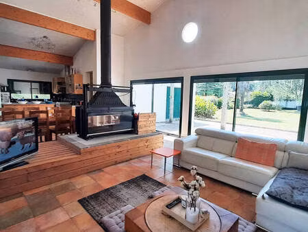 maison de plain-pied  5 chambres  grand hangar et local