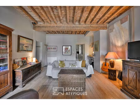 appartement de caractère avec terrasse proche de la maison carrée