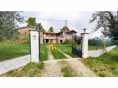corps de ferme de 100 m² avec dépendances à saint-bardoux