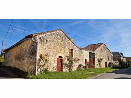 charmant ensemble de batis en pierre a restaurer