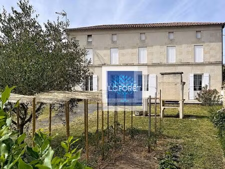 maison en pierre avec 5 chambres  dépendances et jardin.
