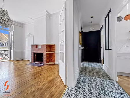 a vendre appartement de caractère 2 chambres avec balcon.