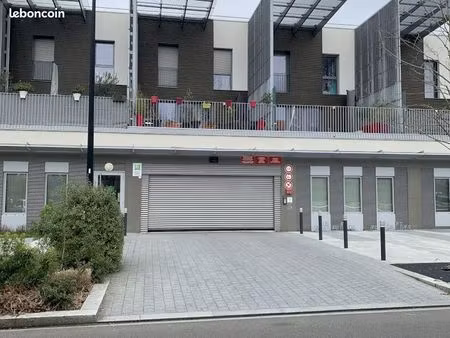 box fermé et sécurisé avec borne de recharge ve