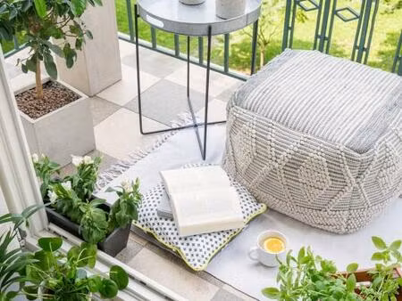 charmant t2 proche rer a avec belle terrasse et une place de parking !