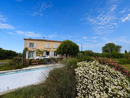 grande maison familiale avec piscine  garages et vue campagne