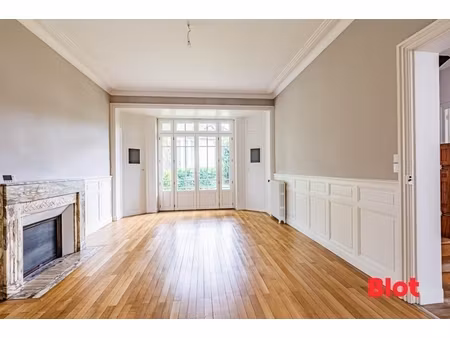 monselet : grande maison familiale de 210 m² avec jardin et garage