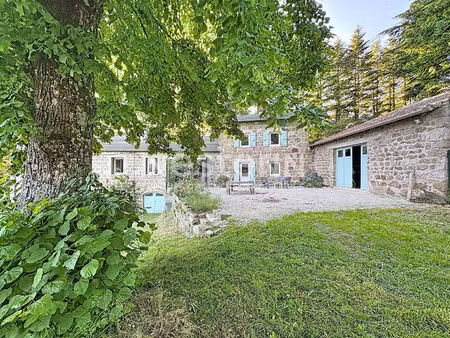 ensemble immobilier composé de 3 logements  de nombreuses dépendances sur plus de 1 hectar