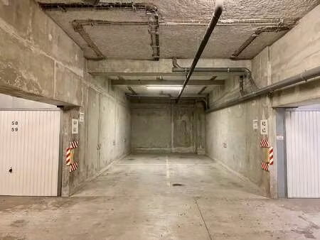 vente garage et parking à la roche-sur-yon zad - zi nord (85000) : à vendre / 46m² la roch