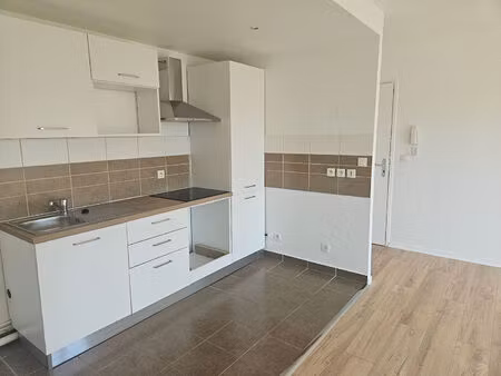 appartement 2 pièces 44 m2 - st arnoult - a louer- disponible