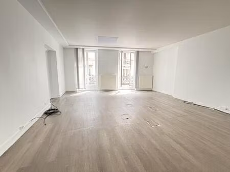 bureaux rénovés à louer au 2eme étage avec balcon filant  quartier dynamique place de la m