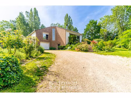 maison d'architecte de 260 m² avec vue dominante sur la vallée de l'orge et appartement in