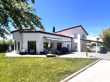 élégante villa familiale t6 moderne avec piscine  jardin et