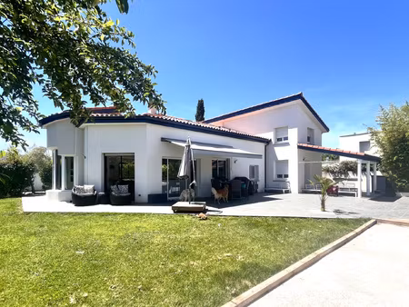 élégante villa familiale t6 moderne avec piscine  jardin et