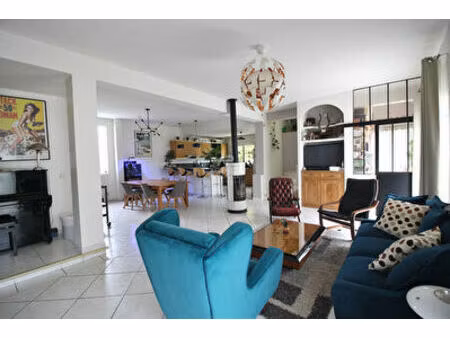 maison familiale avec dépendances dans un cadre verdoyant !