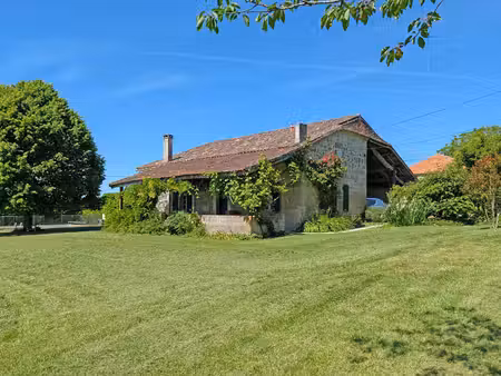 ferme rurale en pierre offrant une vue imprenable