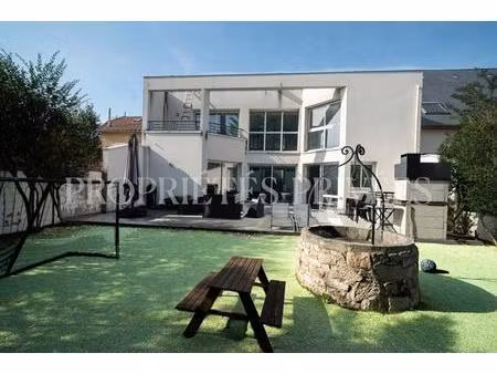 maison contemporaine écologique avec salle de cinéma haut de gamme