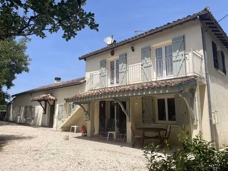 maison dans un endroit calme avec un studio