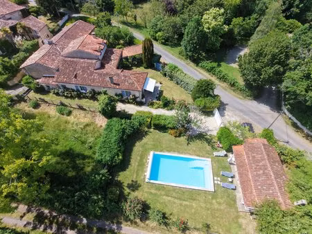 charmante propriété avec maison principale  2 maisons d'amis  grange et piscine!