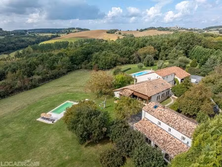magnifique propriété avec 2 gîtes  2 piscines et vue imprenable