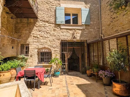 très belle maison de village en pierres avec cour intérieure et balcon